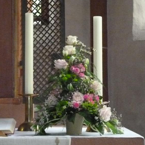 Trauersträuße für den Altar und weiterer Kirchenschmuck bei Blumen Braun in Marburg