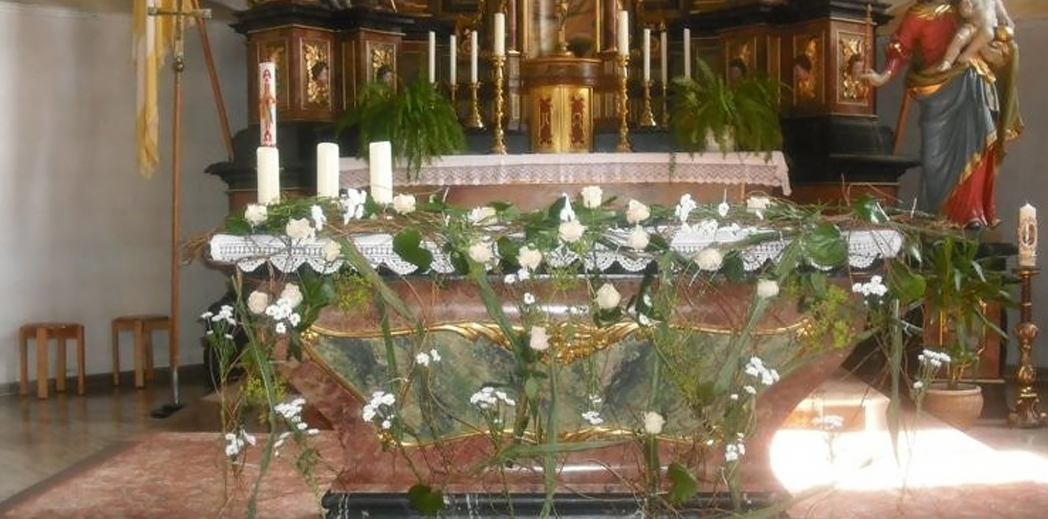 Blumenschmuck in der Kirche von Blumen Braun