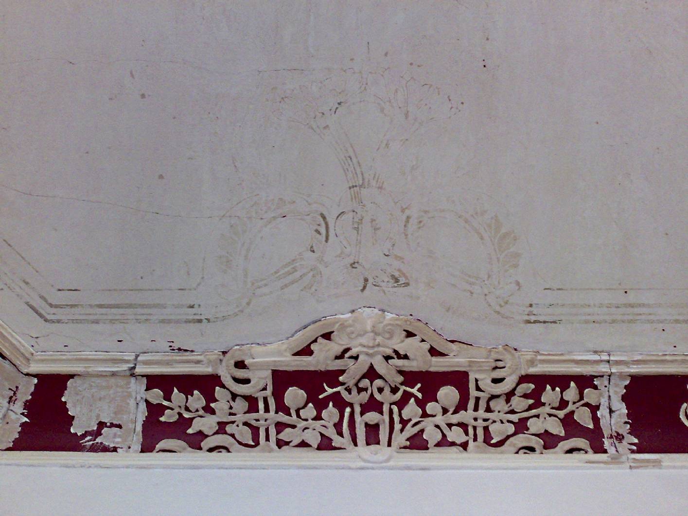 Deckenmalerei und Stuck in einer Altbau – Wohnung aus Berlin vor der Überarbeitung der Stuckbauteile und der Deckenmalerei von Malermeister Schimpf. Die Firma Restaurierung und Gestaltung Norbert hat (bevor er die Restaurator ischen Arbeiten angebracht hat) alle Stuck- und Malerarbeiten die für die Restaurierung der Deckenmalerei notwendig waren übernommen.