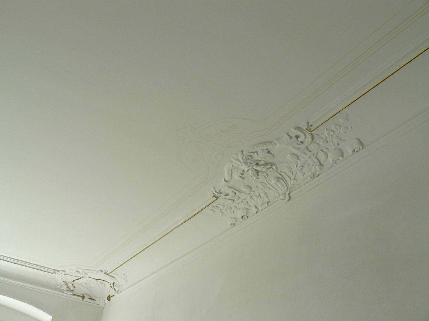 Norbert Schimpf hat neben den Vor- und Malerarbeiten eine Jugendstil -Deckenmalerei und die Vergoldung am Stuck restauriert bzw. rekonstruiert. Der Betrieb der Malerinnung Berlin hat sich auf Altbau Häuser spezialisiert. Norbert schimpf ist Malermeister und staatlich. gepr. Techniker. Er arbeitet unter anderen als Restaurator für Jugendstil Malerei.