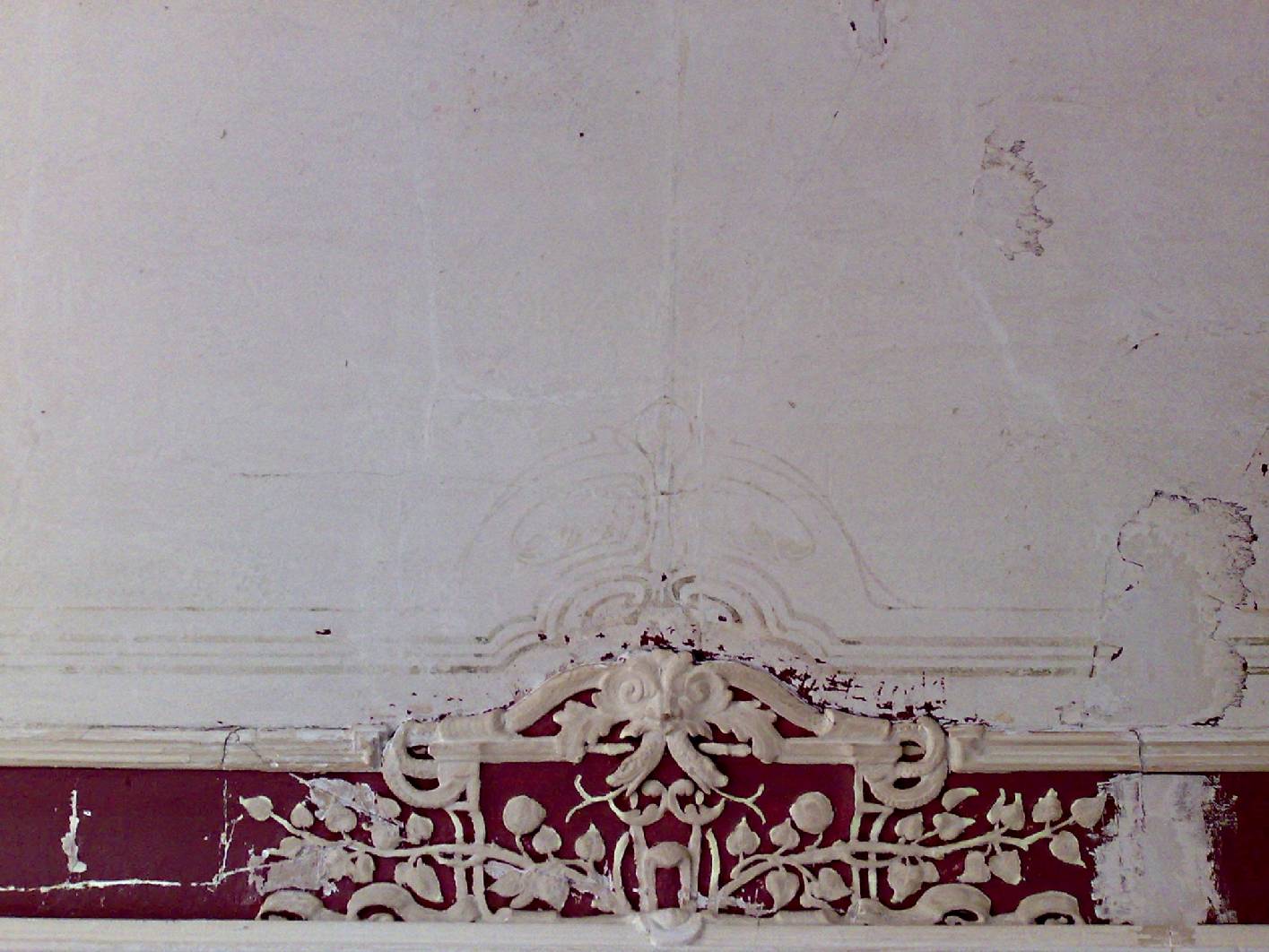 Norbert Schimpf hat die Jugendstil Deckenmalerei und den Stuck als Restaurator im Malerhandwerk vorgearbeitet und neun rekonstruiert. Zu der Deckenmalerei gehören eine Vergoldung am Stuck und die Malerei mit Begleitstrich und im Glanzgrad. Der Malerbetrieb restaurierung & gestaltung, exklusive Malerarbeiten arbeitet seit 2002 in der Altbau restaurierung.