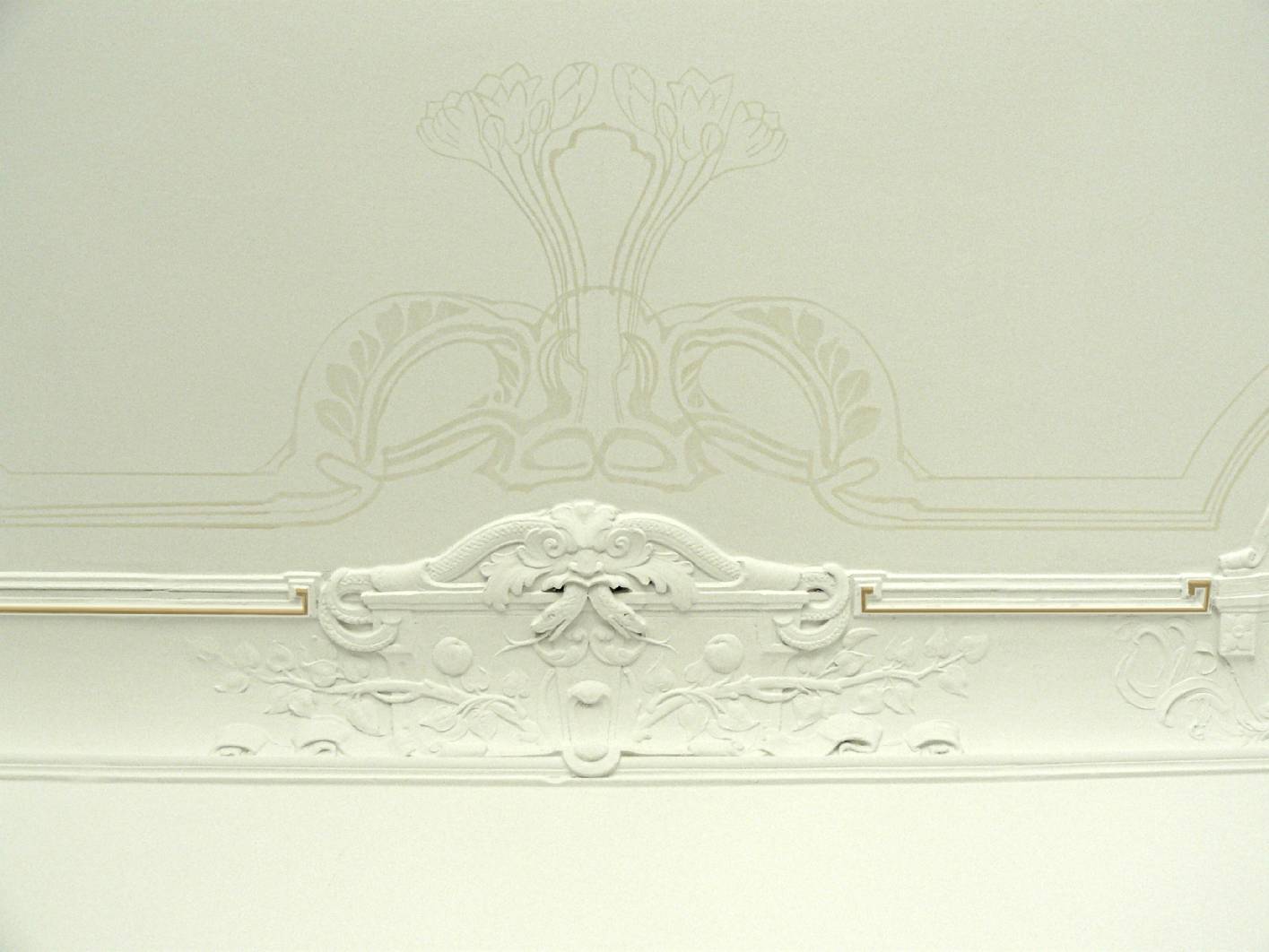 Norbert Schimpf hat die Jugendstil Deckenmalerei und den Stuck als Restaurator im Malerhandwerk vorgearbeitet und neun rekonstruiert. Zu der Deckenmalerei gehören eine Vergoldung am Stuck und die Malerei mit Begleitstrich und im Glanzgrad. Der Malerbetrieb restaurierung & gestaltung, exklusive Malerarbeiten arbeitet seit 2002 in der Altbau restaurierung.