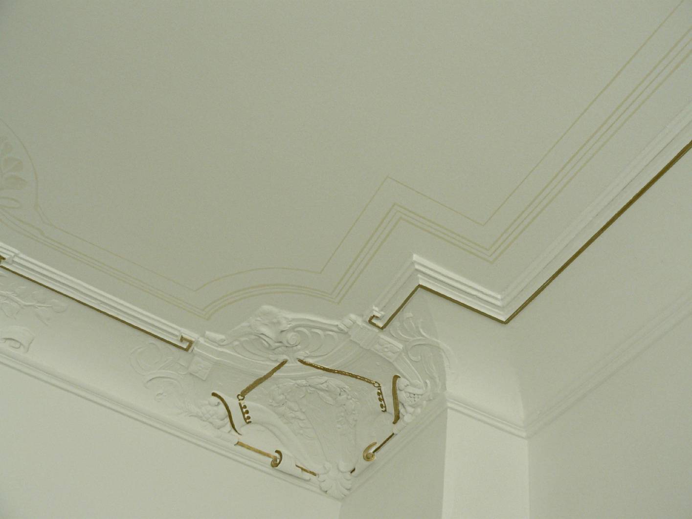 Der Malerinnungsbetrieb hat in einer Wohnung exklusive Malerarbeiten an einer Decke und einem Stuck angebracht. Der Altbau aus dem Jugendstil wurde von Malermeister Schimpf (Restaurator / Konservator für alte Malerei aus dem Jugendtsil) für den Verkauf der Wohneinheiten aufgewertet. Dezent wurde eine Deckenmalerei als Pause incl. Begleitstrich und eine Vergoldung auf den stuck angebracht.