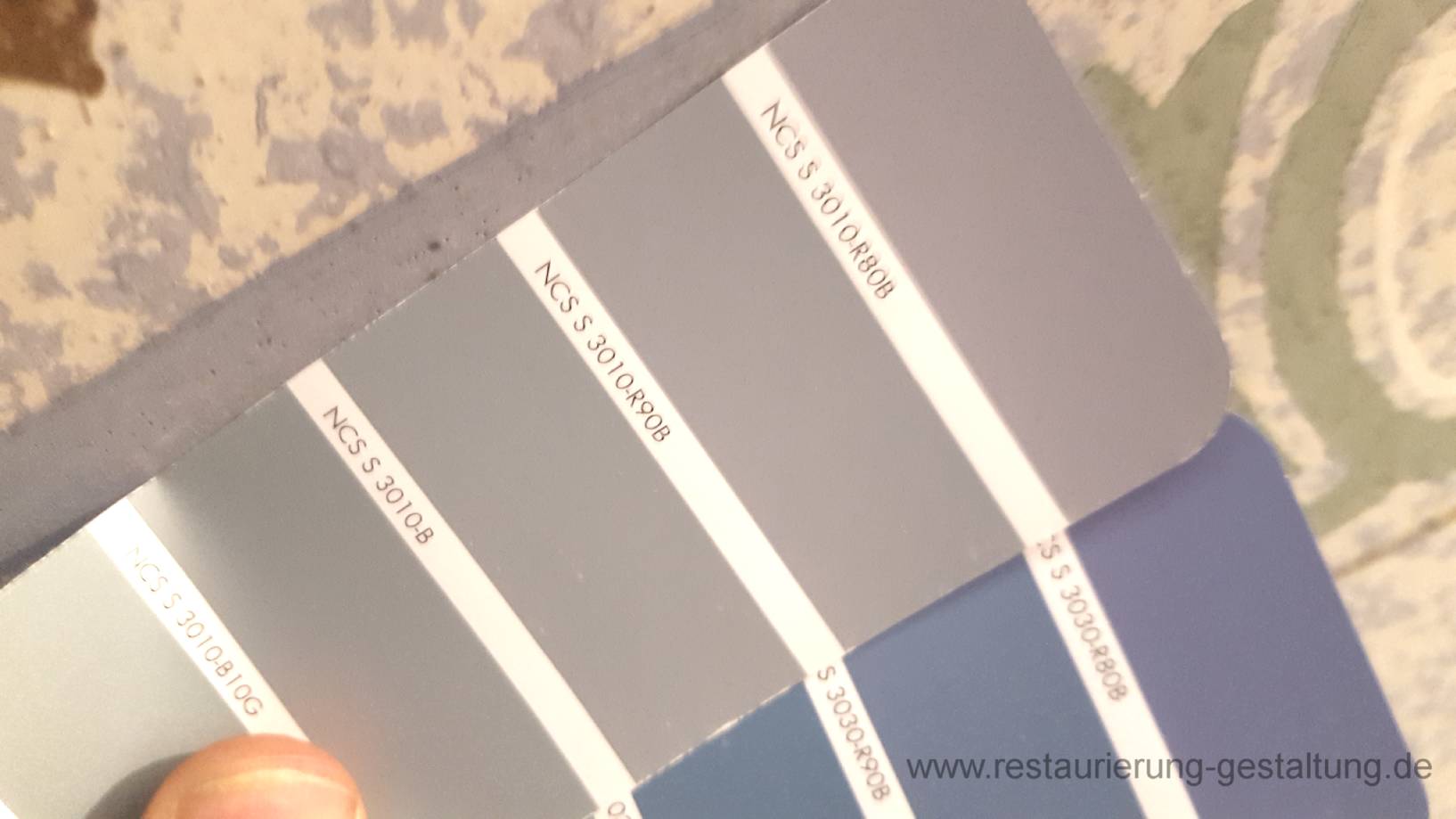 Abgleich der Farben mit dem NCD Farbtonfächer. Nie ist die Farbigkeit so genau wie das Auge von einem geübten Maler oder Restaurator. Der Farbtonabgleich hilft beim nachmichen. Am Denkmal bei einer restauratorischen Untersuchung ist es gut, wenn die Farbtonwärte in NCS hinterlegt sind. So haben späterer Generationen von Restauratoren, Maler oder Malermeister es leichter .