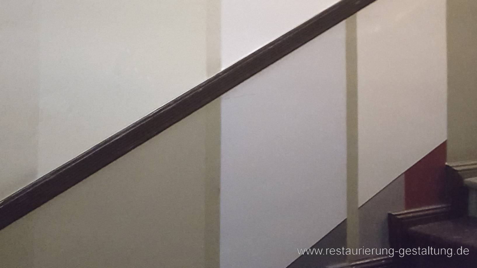 Hier wurde vom Maler Schimpf vor Beginn der Malerarbeiten eine Musterachse angebracht. Sind die Decken mit wunderschönen Deckenmalereien bemalt so wurden die Wandflächen und das Paneel dezent und Passend zum Treppenhaus gestaltet. Alle Holzbauteile wurden mit einer dunklen Holzimitation überarbeitet. Die Restaurierung der Decken hat Malermeister und Restaurator im Handwerk Schimpf restauriert und rekonstruiert. Seine Maler haben sich um die Malerarbeiten im Treppenhaus und um den Kokos gekümmert.