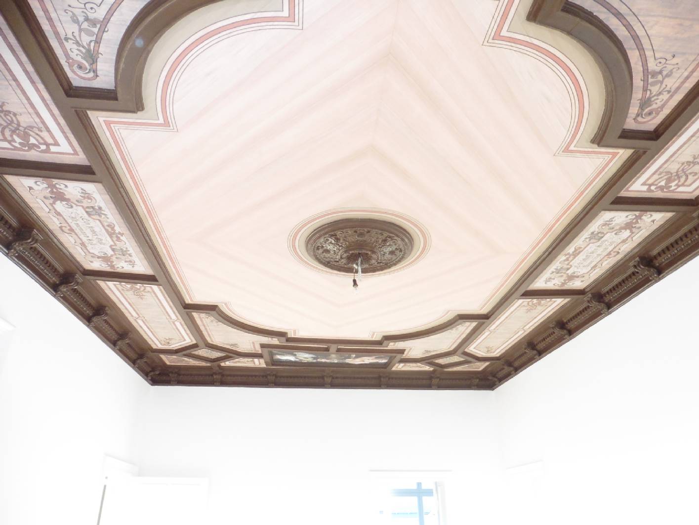 Eine Restaurierung bzw. Rekonstruktion einer Deckenmalerei aus der Gründerzeit mit Holzimitation bzw. Holzmalerei als Intarsie in Berlin Charlottenburg. Die Malerarbeiten wurden von uns auch mit ausgeführt. Norbert Schimpf ist Malermeister und staatl. geprüfter Techniker für Farb- und Lacktechnick. Er arbeitet als Restaurator im Malerhandwerk.