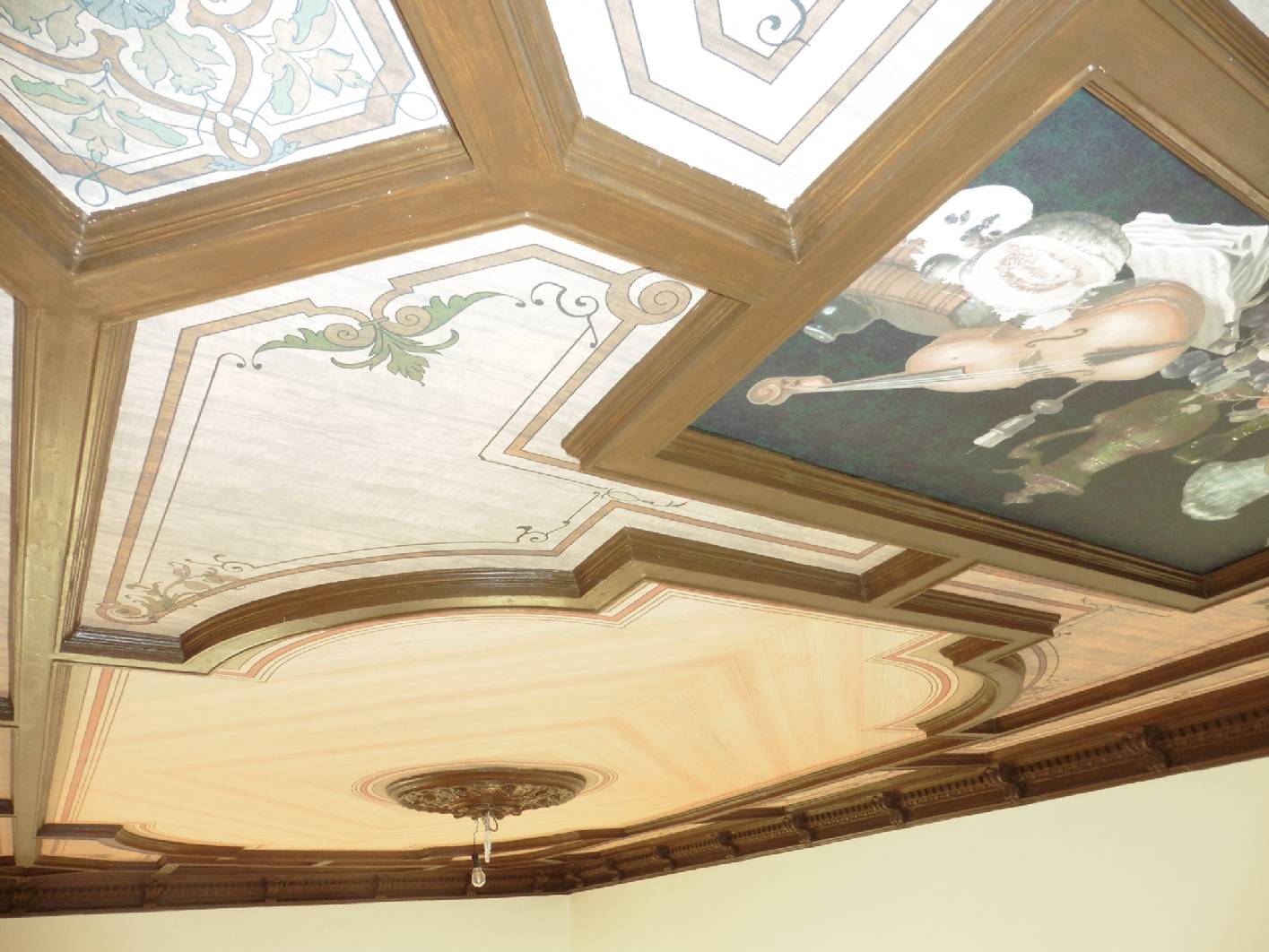 X Die Deckenmalerei aus der Gründerzeit ist das Highlight der Räumlichkeiten. Das Zimmer wird als Konferenzraum genutzt. Die Deckenmalerei gibt dem Zimmer einen herrschaftlichen Eindruck. Die Decke wurde Ende des 19. Jahrhunderts in Berlin Charlottenburg in einem Herrenzimmer in Öl in Lasur gemalt. Einige malschichten wie verschiedene Holzimitationen sind mit einer Bierlasur angelegt und, als Intarsie angebracht. Schließung der Beschädigungen, Kittungen Holzimitation am Stuck und Retuschen haben unsere Maler - Kollegen des Unternehmens Restaurierung und Gestaltung fertiggestellt. Der Restaurator im Handwerk und Malermeister Norbert Schimpf hat die Arbeiten an der stark beschädigten Decke begleitet und schwierige Restaurierungen und Teilrekonstruktionen ausgeführt. Das Haus in dem die Deckengestaltung angebracht gehört zum Denkmal Berlin. Unser Unternehmen beschäftigt sich mit denkmalpflegerischen Untersuchungen, Restaurierungen, dem anbringen von Rekonstruktionen in der Denkmalpflege und als Stilwerk. So ist das Unternehmen mit einem Restaurator und Malermeister und 4 Maler Gesellen gut in diesem Segment aufgestellt.