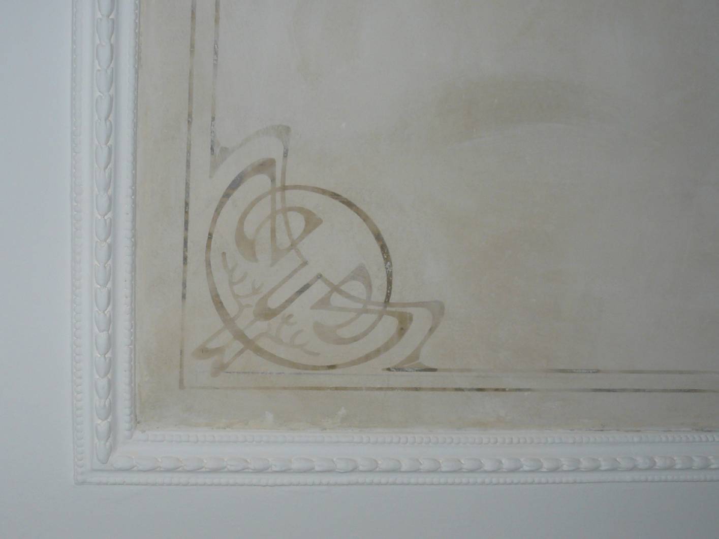 Die Abgewaschene Decke hat eine Bronzierung als Deckenmalerei aus dem Jugendstil freigelegt. Der Staatlich geprüfte Techniker Norbert Schimpf hat sich als Restaurator für historische  Farbgestaltung spezialisiert. Der Malerbetrieb der Berliner Malerinnung  hat in der Altbau – Wohnung die Malerei freigelegt und restauriert. Zu den Weitern arbeiten des Restaurator zählen auch  aller Malerarbeiten die im Vorfeld der Restaurierung oder Rekonstruktion notwendig sind.