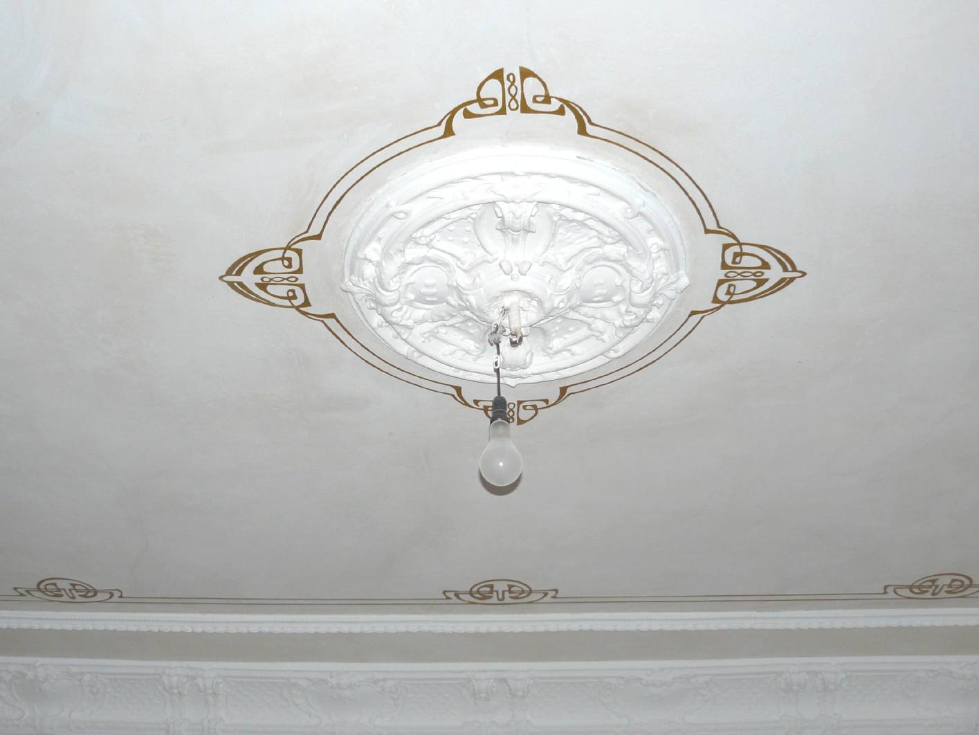 Die Rosette wurde vom auch mit einer Ornamentik versehen. Die Gestaltung (einfache Deckenmalerei mit Vergoldung) bzw. Malerarbeiten die vom Team von Malermeister Schimpf ausgeführt wurden haben wesentlich zur Vermietung der  Altbau- Wohnung beigetragen. Der Maler – Innungsbetrieb Restaurator für Malerei Norbert Schimpf ist in der Lage mit geringem Aufwand einen tollen Effekt zu erzielen.
