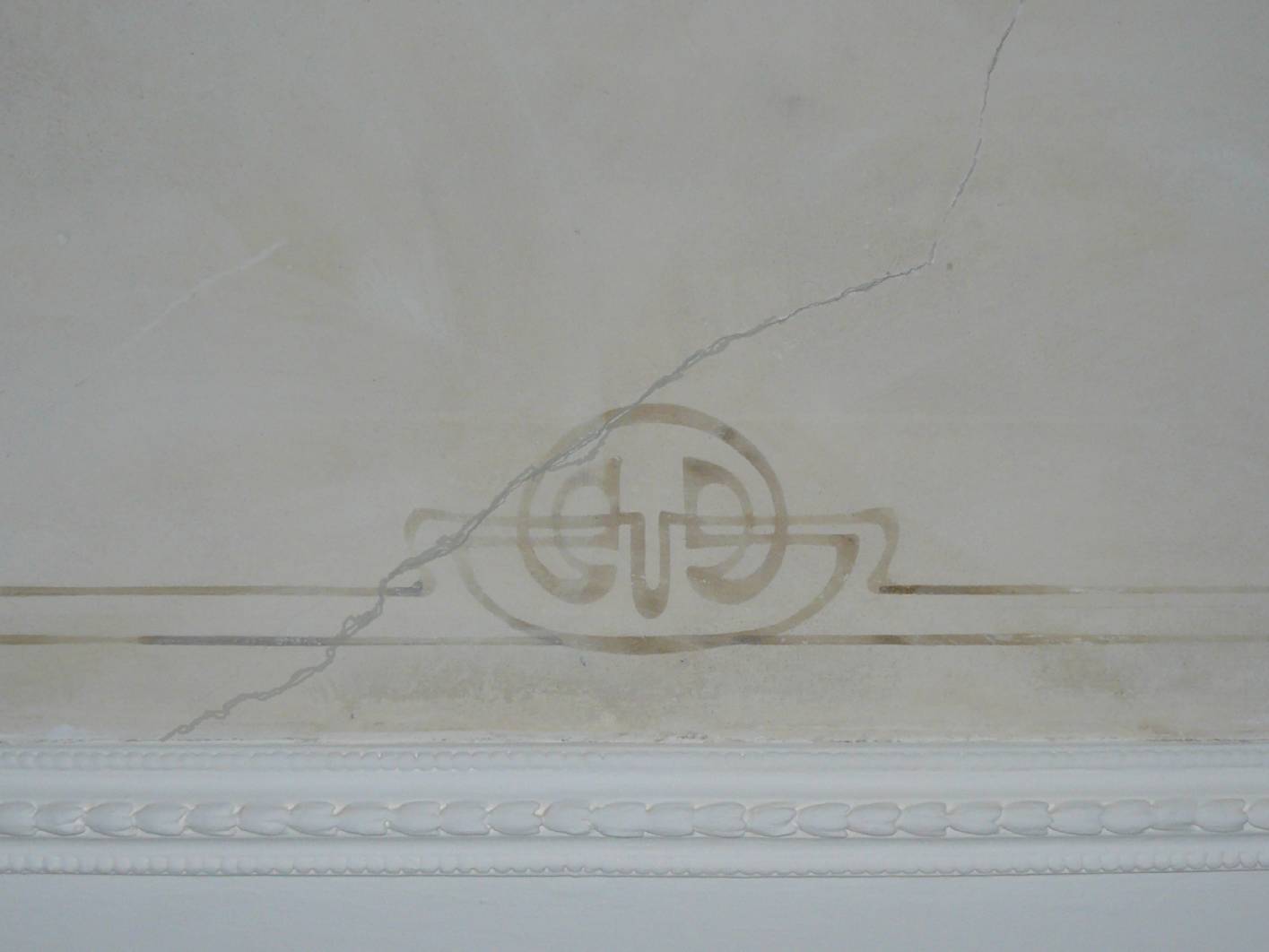 An der Decke innerhalb des Stuckspiegels wurde eine Bronzierung als einfache Deckenmalerei freigelegt. Die Risse wurden geschlossen und farblich angeglichen. Der äußere Rand wurde dem Duktus der Innenfläche der Decke angepasst. Die zur Vorbereitung zählenden Malerarbeiten hat Malermeister N. Schimpf mit durchgeführt. Der Restaurator für historische Farbgestaltung hat sich auf Restaurierung zur Wertesteigerung spezialisiert.