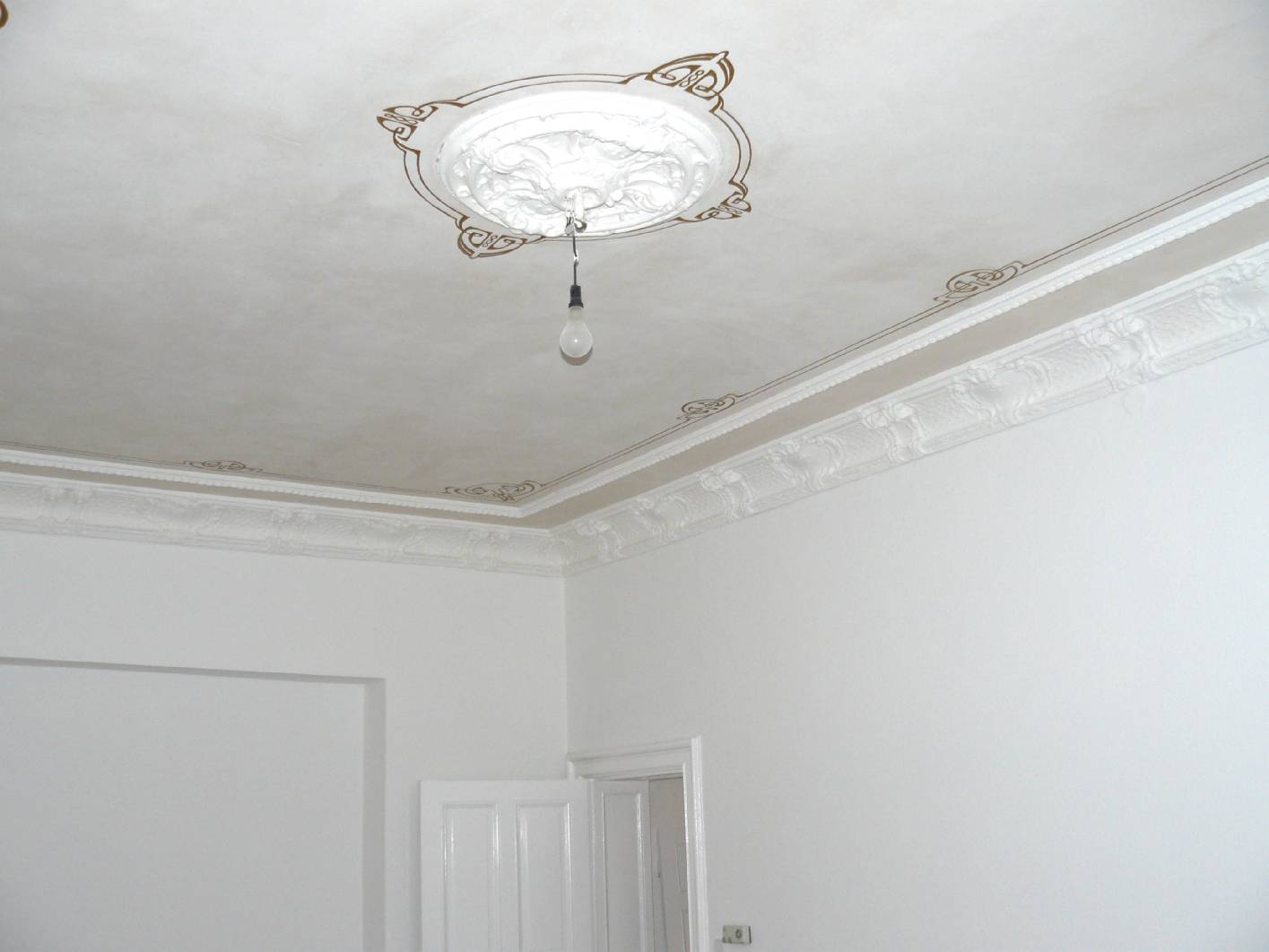 Nachdem die Malerarbeiten abgeschlossen waren hat Malermeister Schimpf die Decke für eine bessere Vermietung Restauriert. Die Fondfläche wurde retuschiert (teilweise Erneuert) und die Bronzierung wurde komplett neu Nachgezogen. Die Deckenmalerei war als Bestand mit Sicherheit noch wesentlich aufwendiger. Fragmente wurden nicht gefunden. Die Bronzierung wirkt wie eine Vergoldung an der Decke und wirkt nicht so aufdringlich.