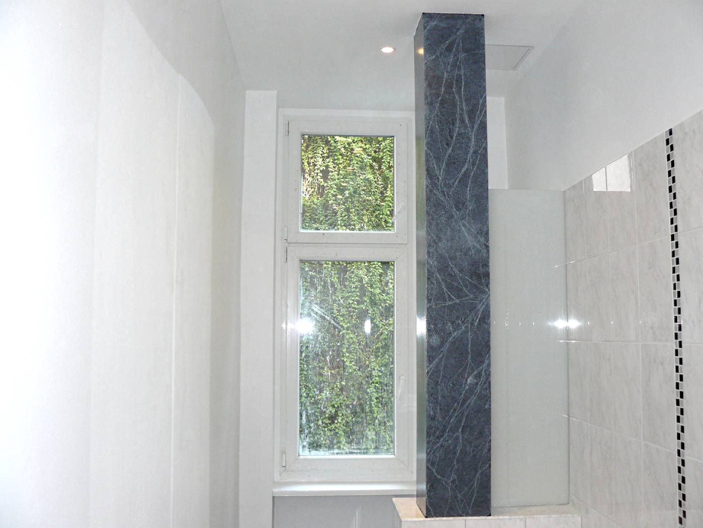 Im Bad wurde eine Marmormalerei auf einer Gipskartonplatte aufgemalt. Die Marmorierung ist Wasserabweisend. Das Team um den Restaurator für historische Maltechniken hat die Malervorarbeiten für die Marmormalerei übernommen. Sie stellet eine eleganter Lösung als herkömmliche Fliesen dar. Der Malermeister – Malerbetrieb der Malerinnung / Berlin restaurierung und gestaltung wird oft für  Gestaltungen zur Gebäudeaufwertung gebucht.