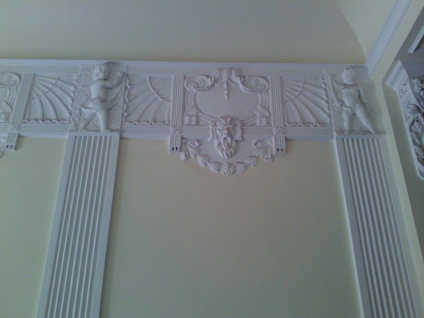 Dieser Stuck aus dem Jugendstil wurden von Malermeister Schimpf der Deckenmalerei und am Portal Kopiert.