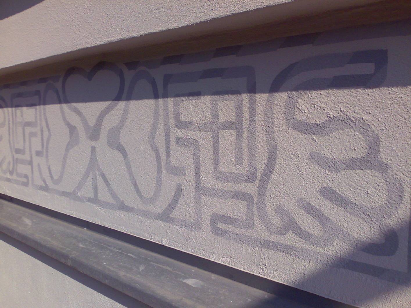 Sowohl die Malerarbeiten als auch die Restaurierung an der Fassade in der Eosanderstraße (Berlin) hat Malermeister Norbert Schimpf ausgeführt. Die Schablonierung wurde als Graumalerei aufgetragen. Die Schablonen wurden selber hergestellt.