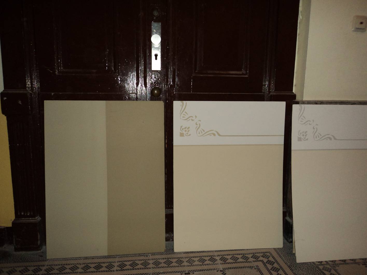 Neben dem Konzept wurden im Treppenhaus Eosanderstraße Musterflächen angelegt. Diese wurden in Anlehnung an den Jugendstil angebracht. Im Oberen Bild hat Malermeister Schimpf Muster von Oberwandflächen mit einer einfachen Deckenmalerei in Form von Begleitstrich und Schablone / Schablonierung im Treppenhaus angebracht.