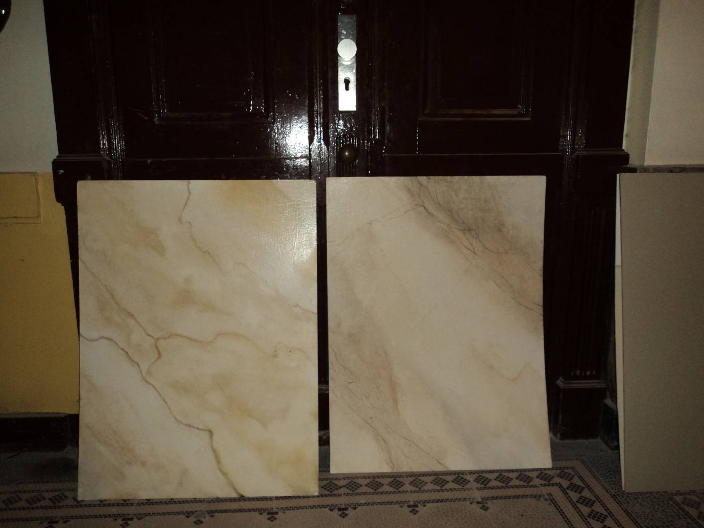 Jugendstil - Treppenhaus - Im unteren Bild sieht man Muster von Marmorimitation / Marmormalerei / Marmorierung die im Treppenhaus im Jugendstil häufig die Paneele verzierten.