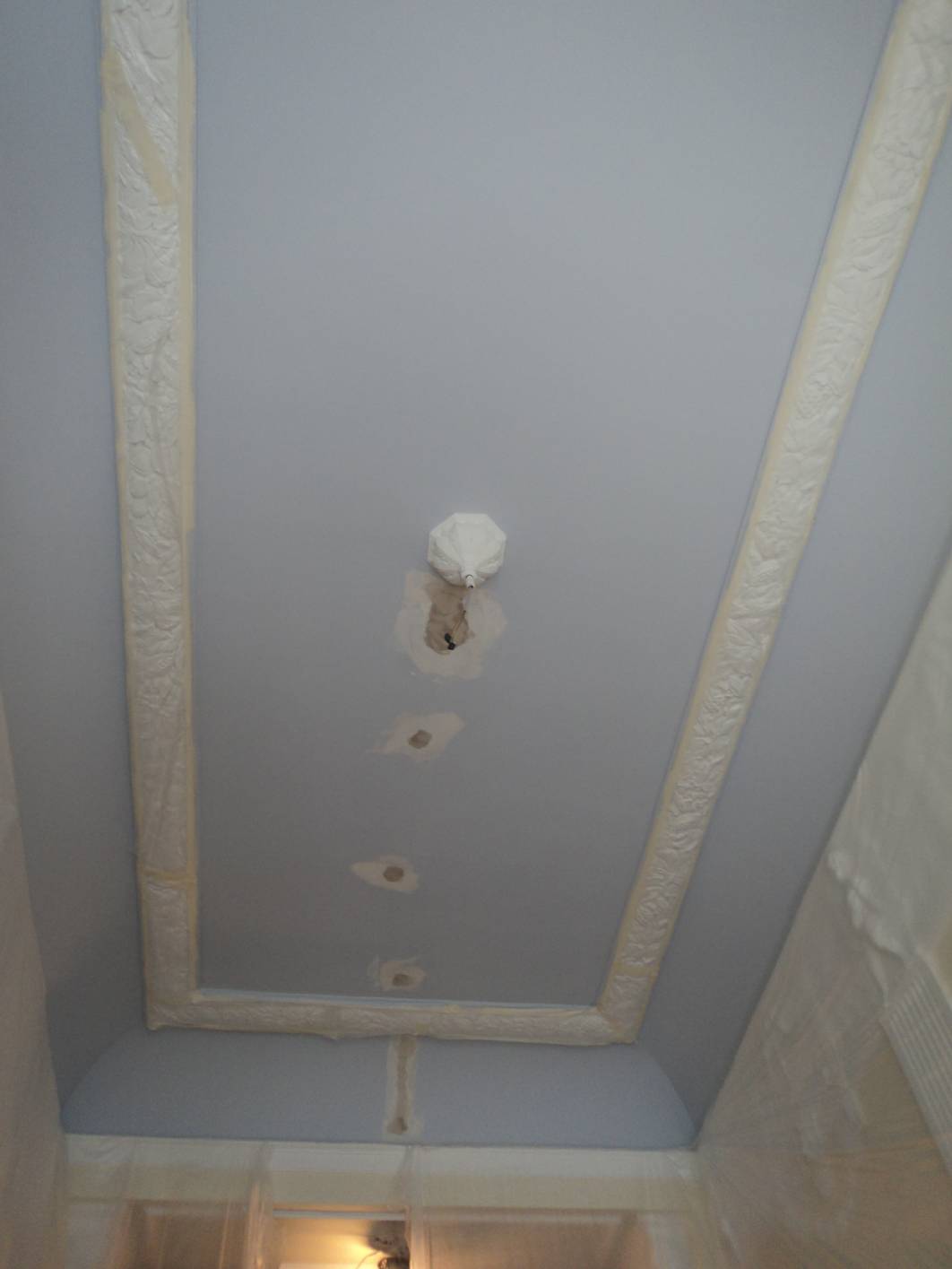 Vor der Deckenmalerei hat Malermeister Norbert Schimpf die gewöhnlichen Malerarbeiten hergestellt.