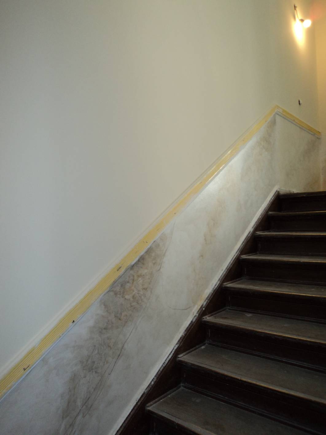 Weitere verwerfende Schichten als Lasur hat der Innungsbetrieb Malermeister, staatl. gepr. Techniker Norbert Schimpf im Berliner Jugendstil - Treppenhaus auf einen Kalkspachtel aufgetragen.