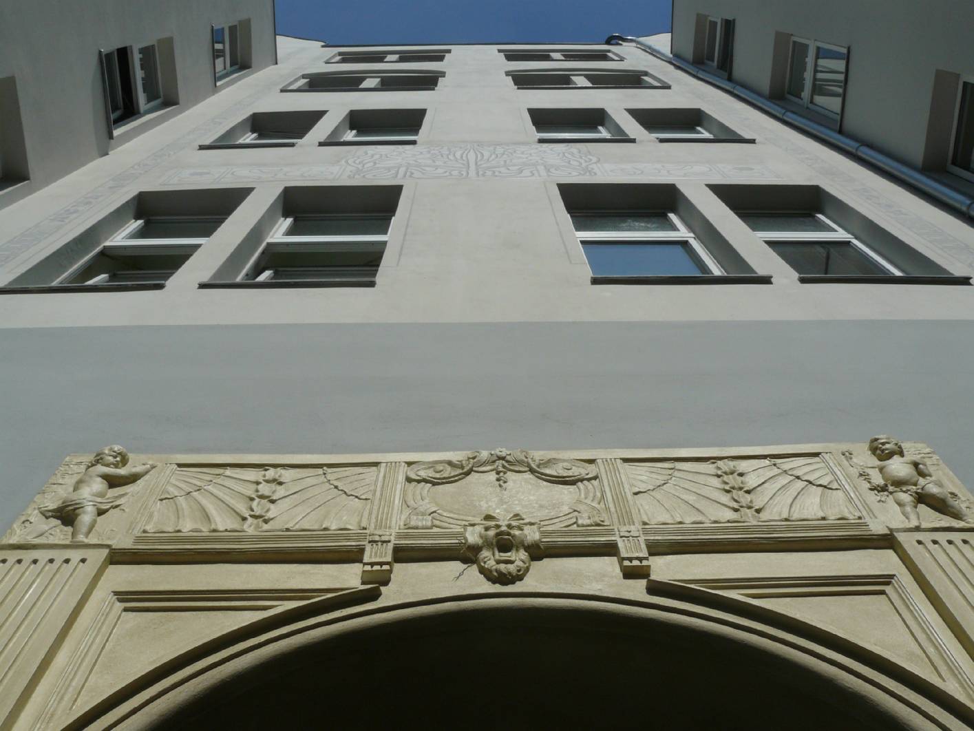 Das Portal wurde aus Stuck vom Eingang kopiert und außen angebracht. Nach der Fertigstellung wurde eine Lasur in Sandstein überzogen. Die Ornamentik stammt aus dem Jugendstil. Die Fassade wurde mit einer Fassadenmalerei bemalt. Malermeister und staatl. gepr. Techniker Norbert Schimpf hat neben den Malerarbeiten und der Restaurierung die Fassadenmalerei und den Stuck konstruiert und hergestellt.