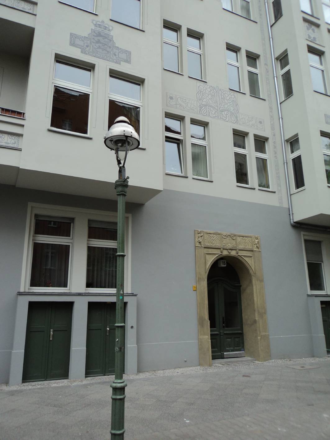 Malermeister Schimpf hat die Fassadenmalerei in der Eosanderstraße in Anlehnung an den Jugendstil konstruiert. Die Ornamentik aus dem Jugendstil  ist als Graumalerei mit Schablonen und Begleitstriche angebracht. Das Portal besteht aus Stuck und wurde vom inneren Entree abgenommen und mit einer Lasur versehen.  Die Malerarbeiten wurden im Vorfeld vom Innungsbetrieb Malermeister Schimpf und seinen Gesellen angebracht.