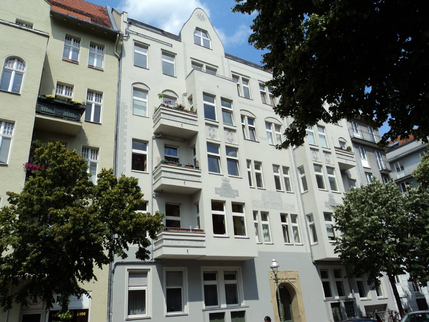 Der Innungsbetrieb Malermeister Norbert Schimpf aus Berlin hat in der Eosanderstraße die Malerarbeiten  an der Fassade und im Treppenhaus übernommen. Nachdem die Malerarbeiten fertiggestellt wurden, hat Malermeister Schimpf die Fassadenmalerei konstruiert und mit Schablonen (Schablonierung) und Begleitstrichen im Jugendstil bemalt. Die Fassadenmalerei wurde als Graumalerei bemalt. Das Portal wurde aus dem Entree kopiert und außen neu angebracht. Auf dem Jugendstil – Portal wurde eine Lasur in verschiedenen Schichten aufgearbeitet. Das Jugendstil – Portal hat dadurch den Charakter eines Sandsteines.