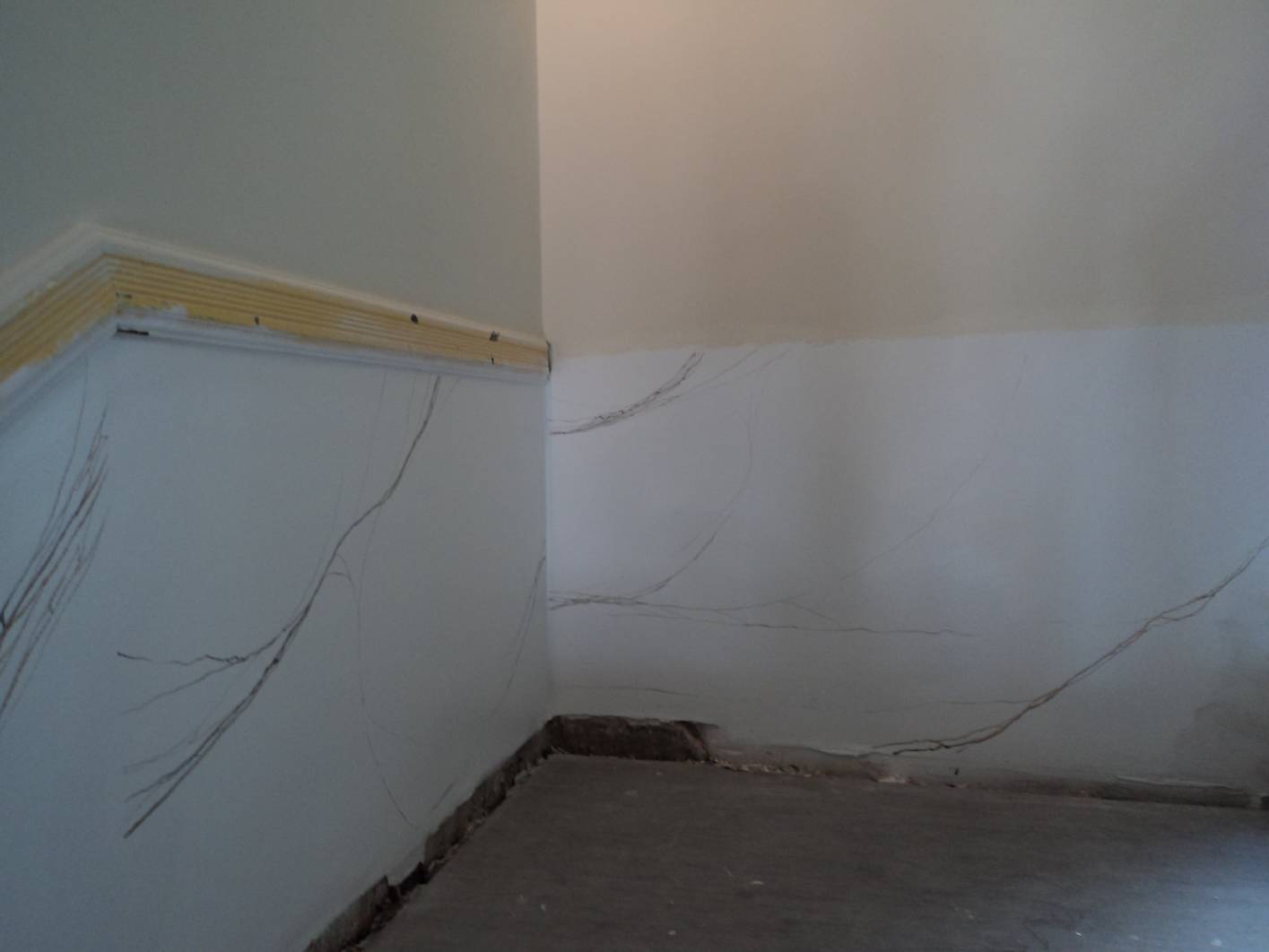 Als erstes hat Malermeister Schimpf einen Kalkspachtel aufgetragen. Vor der eigentlichen Marmorimitation / Marmormalerei / Marmorierung wurden die groben Strukturen und Adern gemalt. Das Treppenhaus befindet sich in Charlottenburg und stammt aus dem Jugendstil.