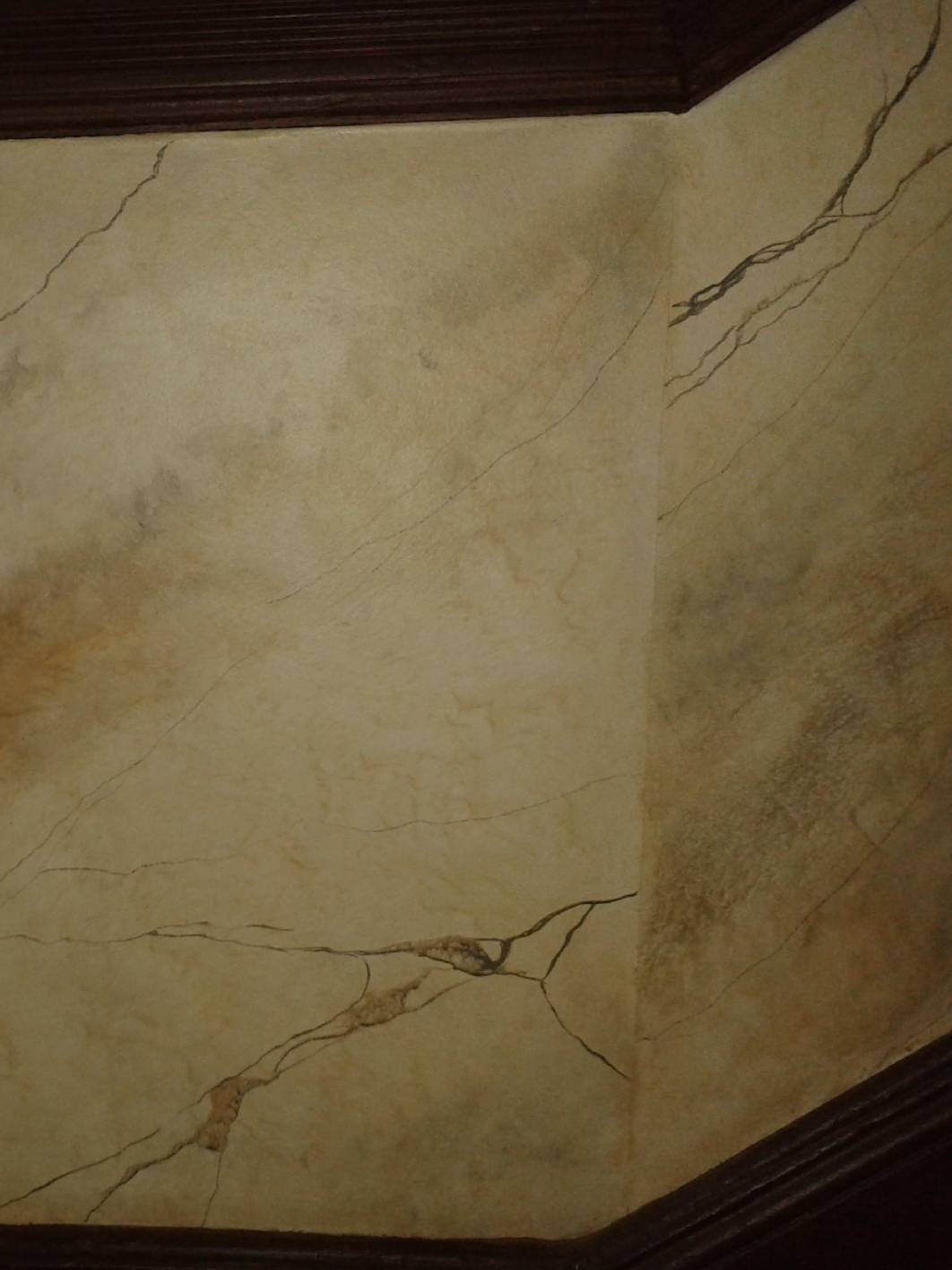 Fuge einer Marmorimitation / Marmormalerei / Marmorierung im Charlottenburger (Berlin) Treppenhaus. Dier Malerfirma Malermeister & staatl. gepr. Techniker Norbert Schimpf Exklusive Malerarbeiten hat im Treppenhaus einen Kalkspachtel und eine aufliegende Marmorimitation / Marmormalerei / Marmorierung angebracht. Der Stil und die Richtung stammt aus dem Jugendstil und war zu dieser Zeit üblich in Berlin.  Der Restaurator –ische Ansatz der Gestaltung wurde gewählt.