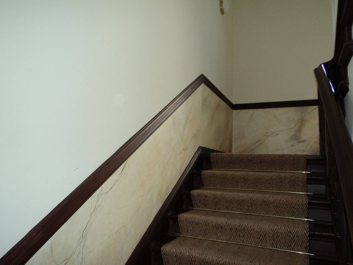 Im Berliner Bezirk Charlottenburg befindet sich das Treppenhaus aus dem Jugendstil das Malermeister & staatl. gepr. Techniker Norbert Schimpf Malermäßig überarbeitet und Restauriert hat. Zu den Highlite des Treppenhauses gehöret die Marmorimitation / Marmormalerei / Marmorierung im Paneelbereich. Diese Wurde vor dem Auftragen der Lasur mit einem Kalkspachtel geglättet.