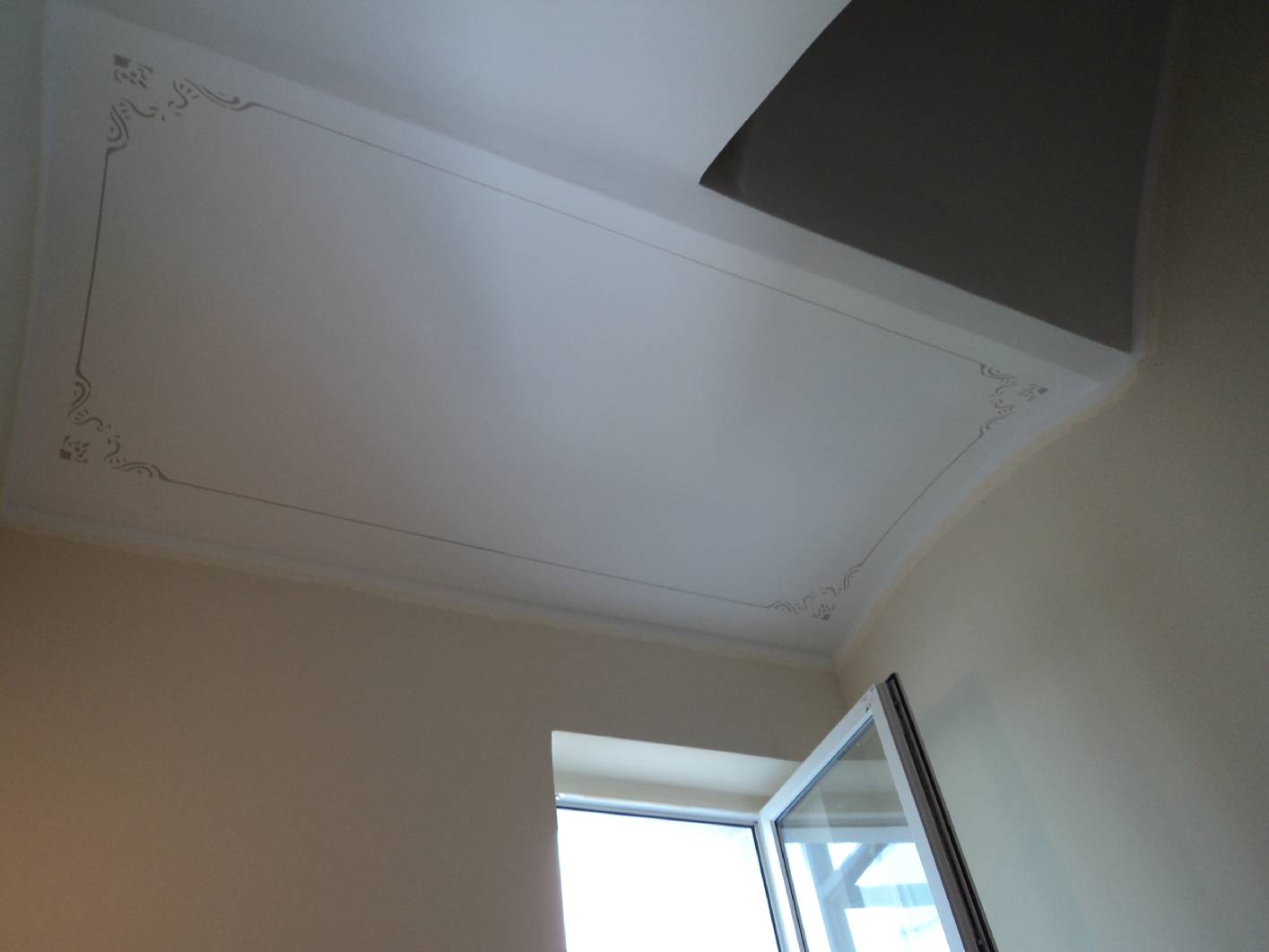 Schablonierung mit Schablone und Begleitstrich in Form einer Deckenmalerei von der Malerfirma Restaurierung & Gestaltung exklusive Malerarbeiten / Malermeister Norbert Schimpf