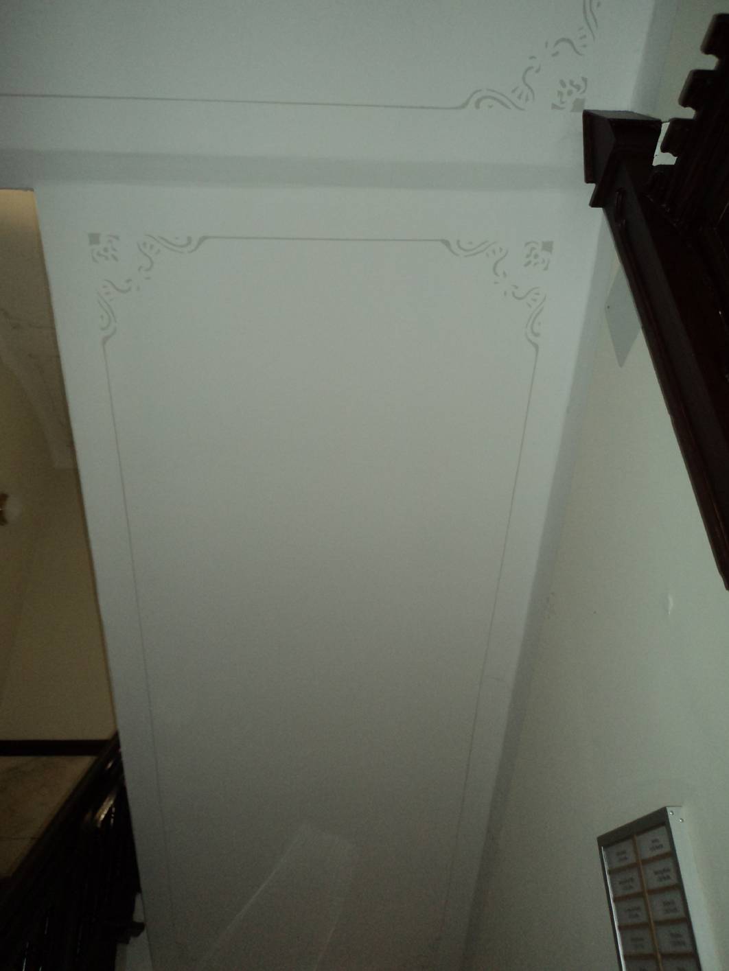 Deckenmalerei mit Schablonen in Schablonentechnik inkl. Begleitstrich der Lauf- und Podestdecken von Malermeister Norbert Schimpf exklusive Malerarbeiten in einem Berliner Treppenhaus aus dem Jugendstil angebracht.