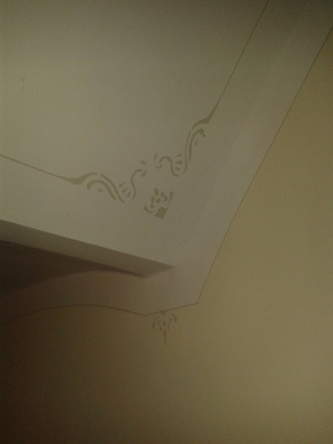 Schablonentechnik als Deckenmalerei in Anlehnung an den Jugendstil mit Schablonierung und Begleitstrich an der Oberwand. Vor der Restaurierung wurde vom Innungsbetreib Malermeister Norbert Schimpf die Vorarbeiten und die Malerarbeiten ausgeführt.