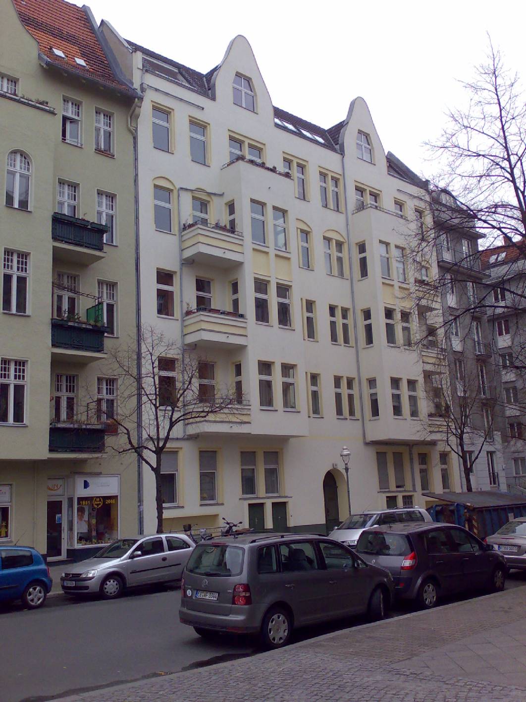 Fassade vor den Malerarbeiten und der Restaurierung