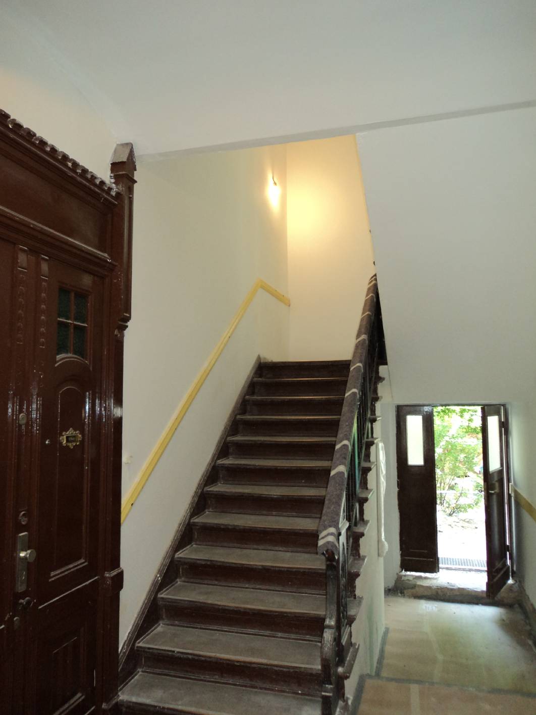 Treppenhaus vor bzw. während den Malerarbeiten und der Restaurierung vom Maler Innungsbetrieb Malermeister Schimpf