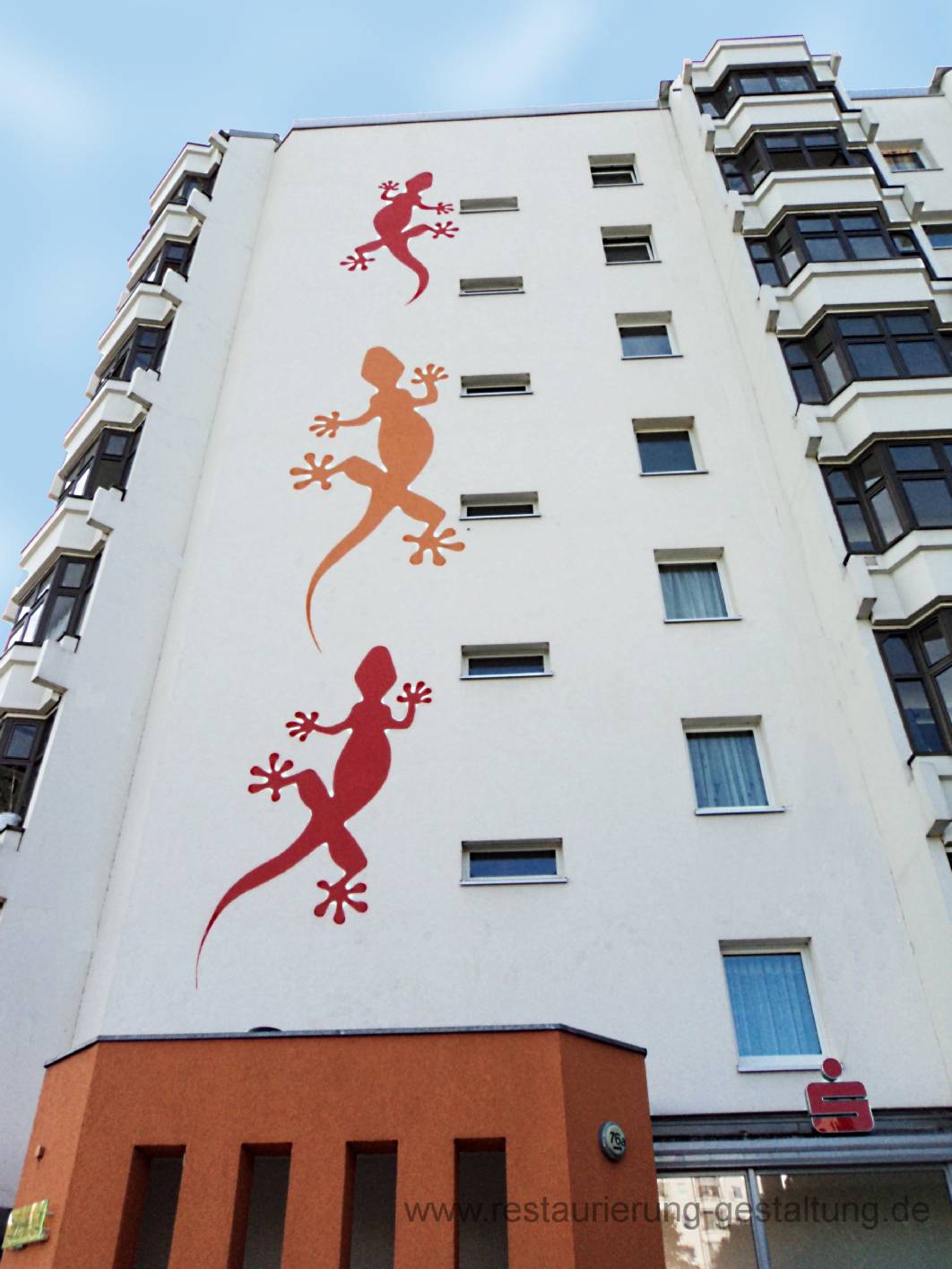 Im Zuge der Fassadensanierung die von der Firma KK-Sanierungsbau ausgeführt wurde hat Malermeister Schimpf Geckos an die Fassade als Fassadenmalerei angebracht. Zuvor wurden an den Fassaden Malerarbeiten ausgeführt. Die Firma Restaurierung & Gestaltung arbeitet nicht nur als Restaurator für historische Beschichtungen, auch moderne Gestaltungen gehören zu seinem Repertoire.