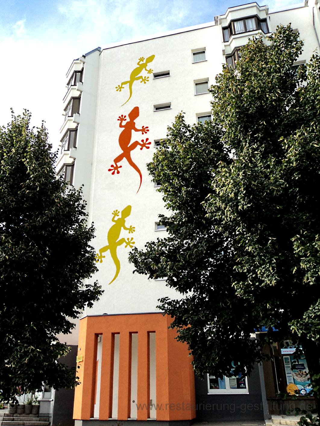 Als Vorarbeit für die Schablonierung hat der Malermeister und Innungsbetrieb restaurierung und gestaltung die Anstricharbeiten bzw. Malerarbeiten mit Schablonen ausgeführt. Die Fassadenmalerei am Bersarinplatz ist berlinweit bekannt. Meister Schimpf Arbeitet für KK-S als Restaurator für historische Malerei.