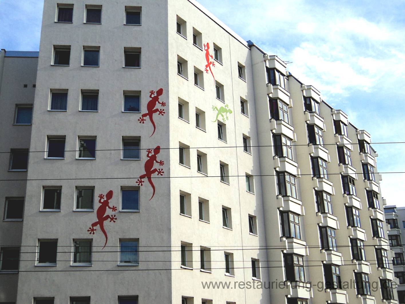 Am Bersarinplatz hat Malermeister Schimpf eine Fassadenmalerei mit Schablonen angebracht. Um die Fassadenmalerei ordentlich auszuführen wurde die Fassade vorher gestrichen. Die Firma Restaurierung und Gestaltung beschäftigt sich sowohl in der Denkmalspflege als auch in der Gestaltung und mit Exklusiven Malerarbeiten. In der Altbausanierung arbeitet Norbert Schimpf als Restaurator für historischen Maltechniken.