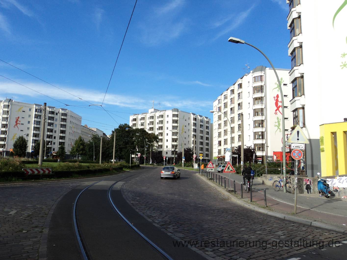 Für das Unternehmen KK-Sanierungsbau hat Malermeister Schimpf (restaurierung & gestaltung) die Gestaltung an der Fassade übernommen. An der Fassade worden vorher von der Firma KK-Sanierungsbau die Dämm und Malerarbeiten ausgeführt. Malermeister Schimpf hat für das Unternehmen KK-Sanierungsbau in der Altbau - Sanierung als Restaurator für historische Malerei gearbeitet.