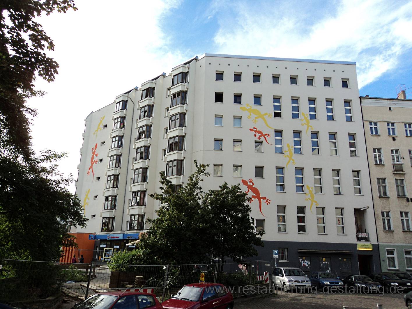 Der staatl. gepr. Techniker (Restaurator für historische Maltechniken) und Malermeister Schimpf hat an der Fassade Bersarinplatz die Fassadenmalerei mit Schablonen ausgeführt. Es handelt sich hier um alle Neubau - Fassaden am Bersarinplatz. Der Maler Innungsbetrieb aus Berlin bietet neben den exklusiven Malerarbeiten auch Restaurierung ’en an.