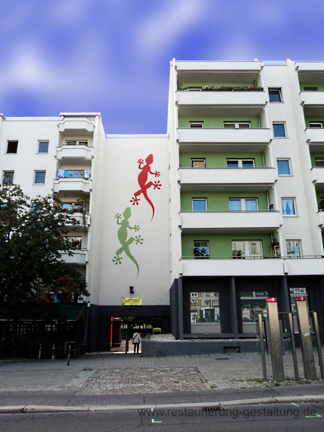 Als Highlights im Friedrichshain gelten die Geckos am Bersarinpltz. Malermeister Norbert Schimpf (Restaurierung & Gestaltung) hat diese Gestaltung an der Fassade mittels Schablonen ausgeführt. Neben der modernen Gestaltung und Fassadenmalerei arbeitet Norbert Schimpf auch als Restaurator für historische Malerei in Berlin.