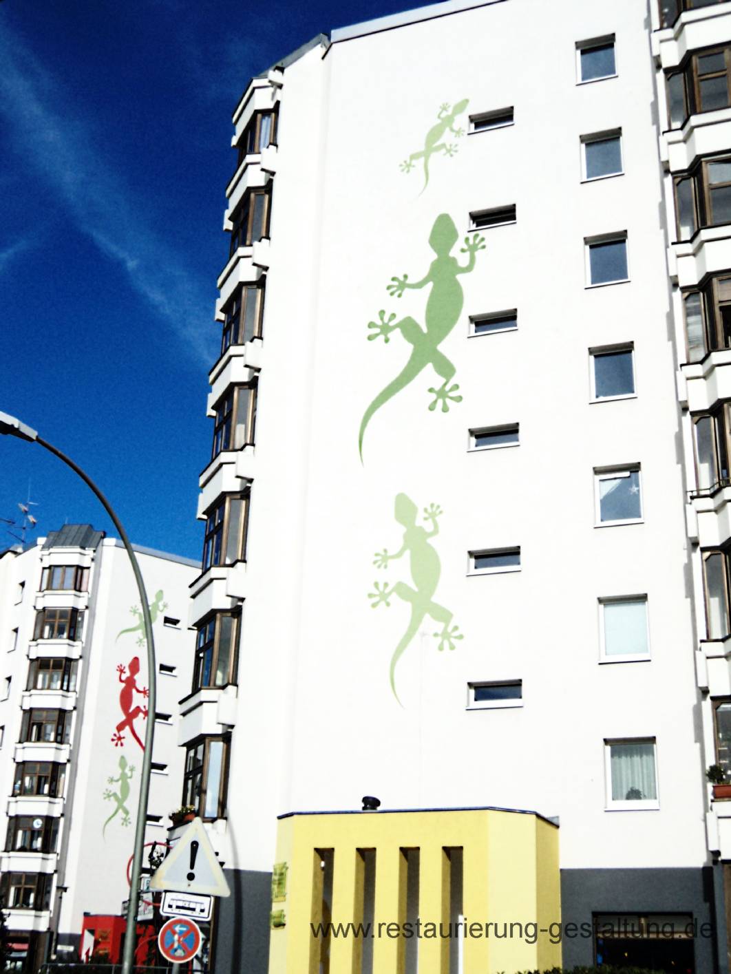 Am Bersarinplatz im Friedrichshain gehen die Geckos die Wand hoch! Malermeister Schimpf (& Restaurator für historische Malerei)hat mit Schablonen die exklusive Fassadenmalerei an der Fassade Bersarinplatz ausgeführt. Zuvor hat er die zu bemalenden Flächen beschichtet. Neben der Restaurierung und Gestaltung beschäftigt Norbert schimpf sich mit exklusiven Malerarbeiten.