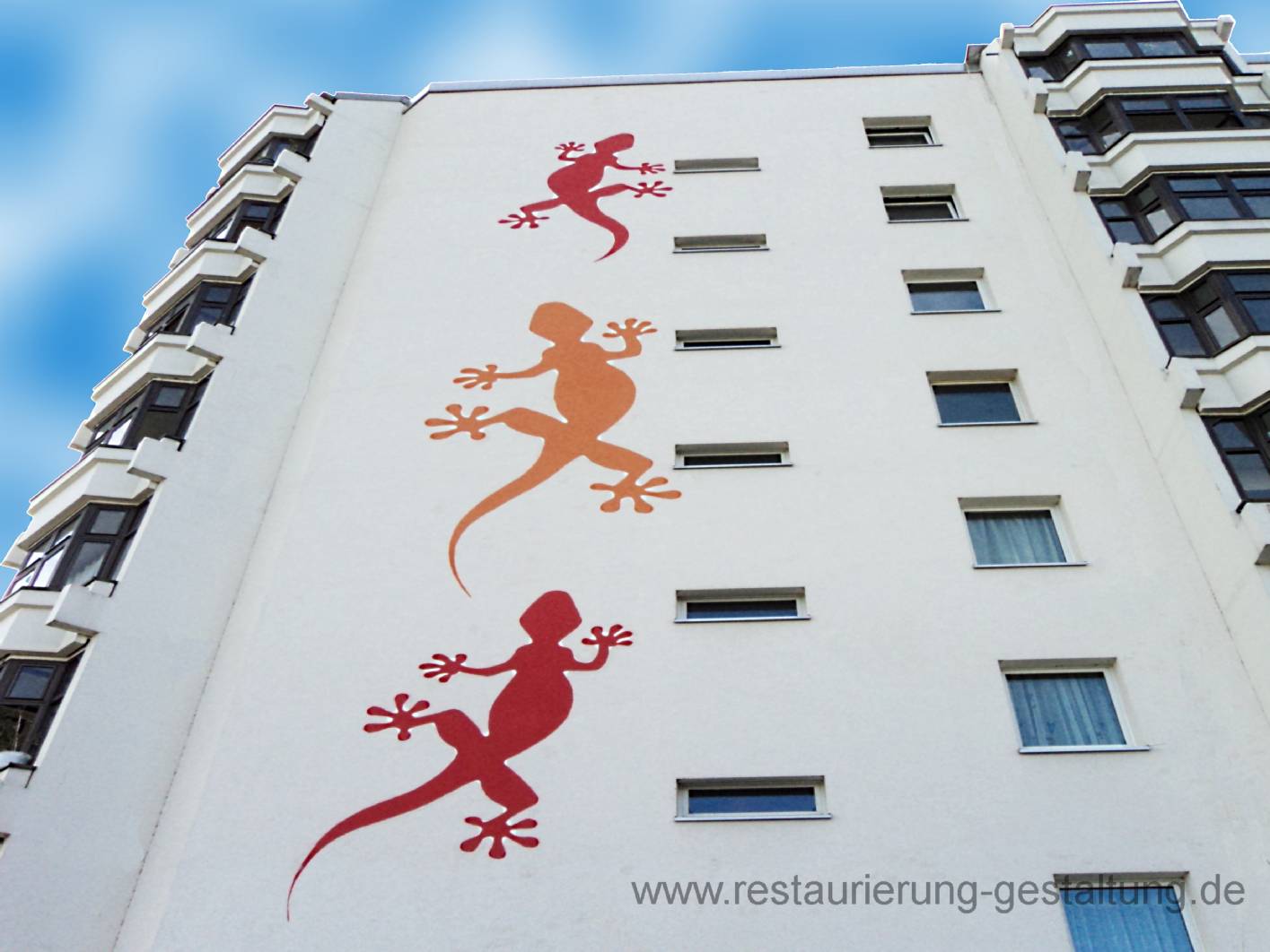 X Gecko Fassadenmalerei in Berlin Friedrichshain am Bersarinplatz. Die Umsetzung der Gestaltung an der über Berlin hinaus bekannten Geckofassade hat das Unternehmen restaurierung und gestaltung umgesetzt. Die Geckos wurden mit riesigen selber hergestellten Schablonen angebracht. Das schwierige bei der Umsetzung der Schablonenmalerei war der raue Untergrund. Bei unebenen Untergründen kann schnell die Farbe hinter laufen. So verschwimmt das Motiv und wirkt auch der Ferne unsauber. Um Ausbesserungen ausführen zu können, haben die Maler aus dem Team Restaurierung & Gestaltung die Neu geputzte Fassade beschichtet. Das Unternehmen Restaurierung und Gestaltung ist eine Mischung aus Handwerk und Kunst, die in der Lage ist, gestaltung Kostenorientiert umzusetzen. Die Fassadenmalerei der Gecko Fassade hatte Teamleiter Norbert Schimpf angeleitet und umgesetzt.