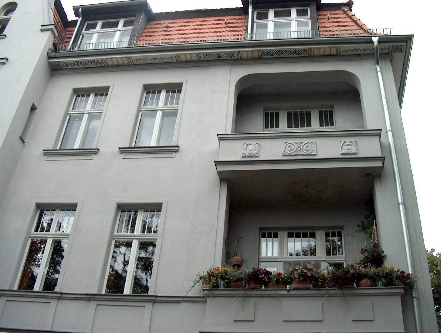 Die fassadenmalerei am dachkasten von staatl gepr techniker und malermeister norbert schimpf rekonstruiert fassade im ganzen