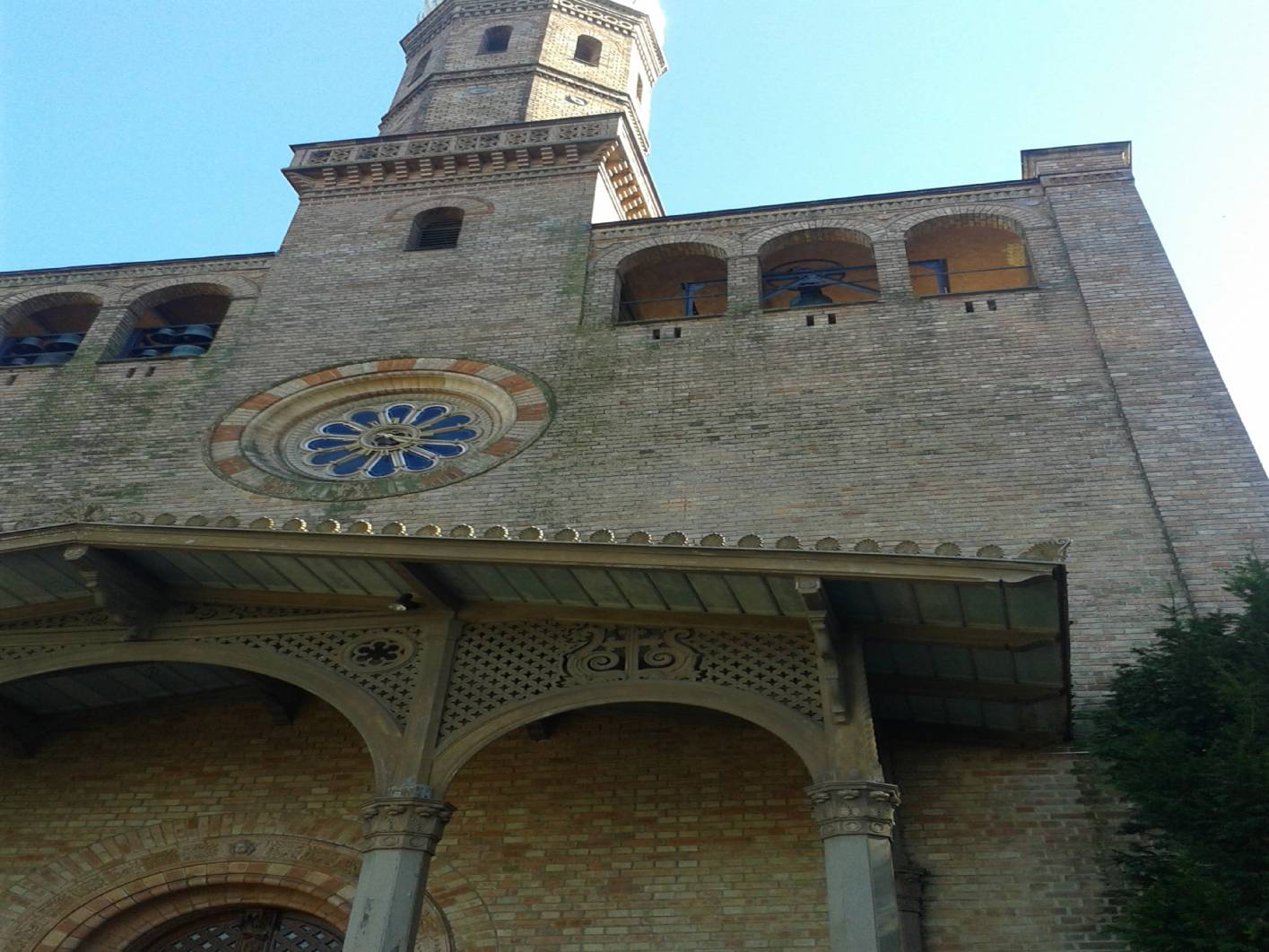 Die unter Denkmalschutz stehende und zum UNESCO – Welterbe gehörende Nikolskoe wurde an der Fassade mit Farbbeuteln beschädigt. Der Maler - Innungsbetrieb Malermeister & staatl. geprüfter Techniker Norbert Schimpf hat die Altbau Fassade ohne den historischen Untergrund zu beschädigen gereinigt. Das Denkmal in Berlin Grünewald weist keine Spuren der Beschädigung aus. Dar Malerbetrieb Restaurierung & Gestaltung, Exklusive Malerarbeiten Norbert Schimpf hat sich auf schwierige Aufgaben spezialisiert, wie  Fassadengestaltung, Fassadenmalerei, Marmorimitation, Steinimitation, Deckenmalerei etc. Im Denkmal - Bereich arbeitet er gerne mit Dipl. Restaurator K. Wargowske zusammen.