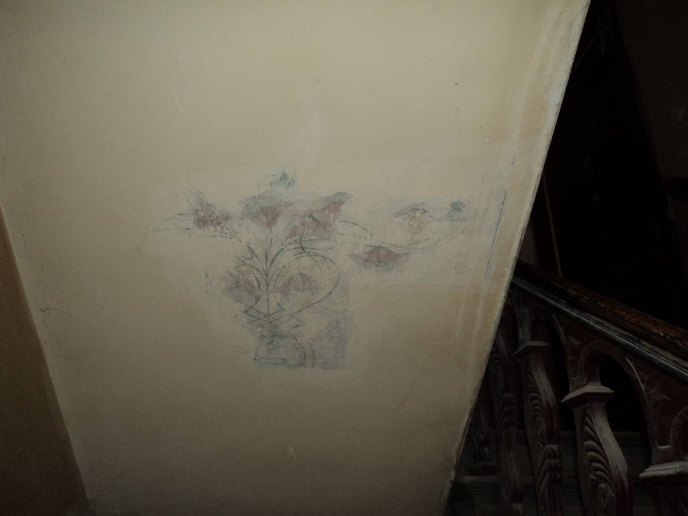 Malermeister Schimpf hat die Deckenmalerei aus dem Jugendstil freigelegt.