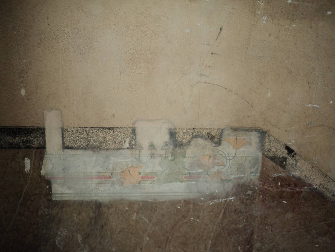 Malermeister und staatl. gepr. Techniker Norbert Schimpf hat die Jugendstilausmalung unter der vorhandenen Art – Deko Ausmalung freigelegt.