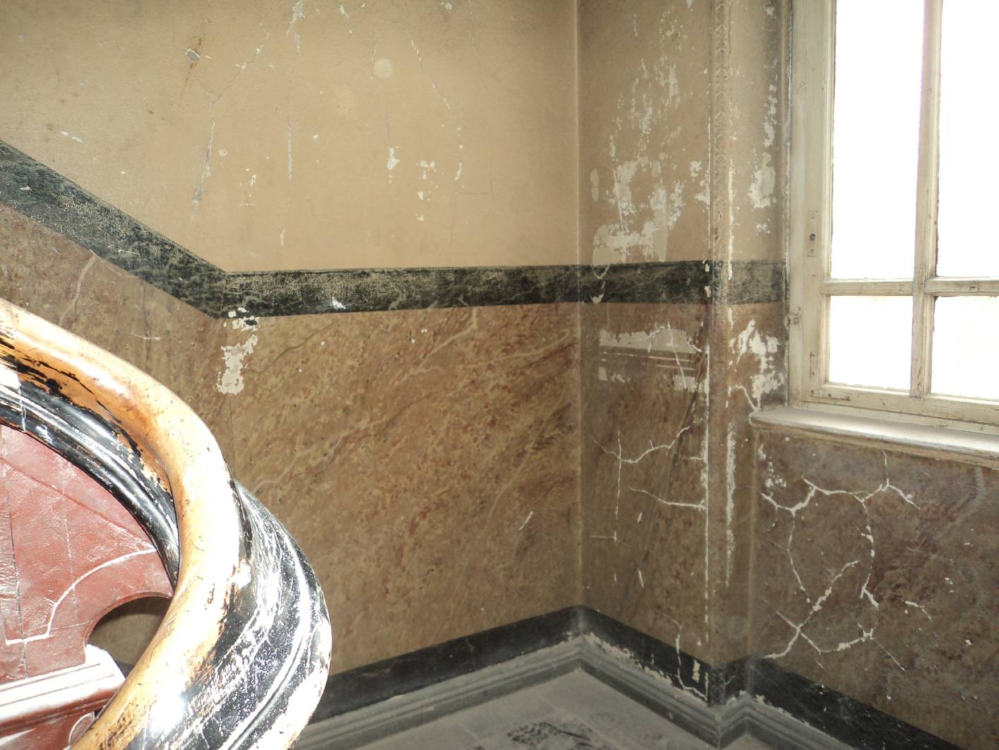 Art Deko Treppenhaus im Original vor den Malerarbeiten des Treppenhauses (Prenzlauer Berg). Eine Musterachse wurde erhalten und eine Restaurierung angelegt.