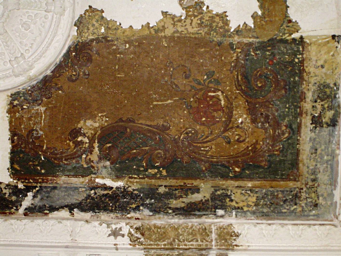 Die Gründerzeit - Deckenmalerei der ersten Fassung in der Durchfahrt wurde vom Malerbetrieb der Berliner Malerinnung freigelegt. Anhand der Freilegung konnte die Decke im Altbau – Denkmal komplett neu rekonstruiert werden. Die Freilegungen und Restaurierung wurde vom Restaurator der Unteren Denkmalbehörde Kreuzberg begleitet. Die Deckenmalerei wurde vom Malermeister Schimpf mit Pausen und Schablonen neu hergestellt.