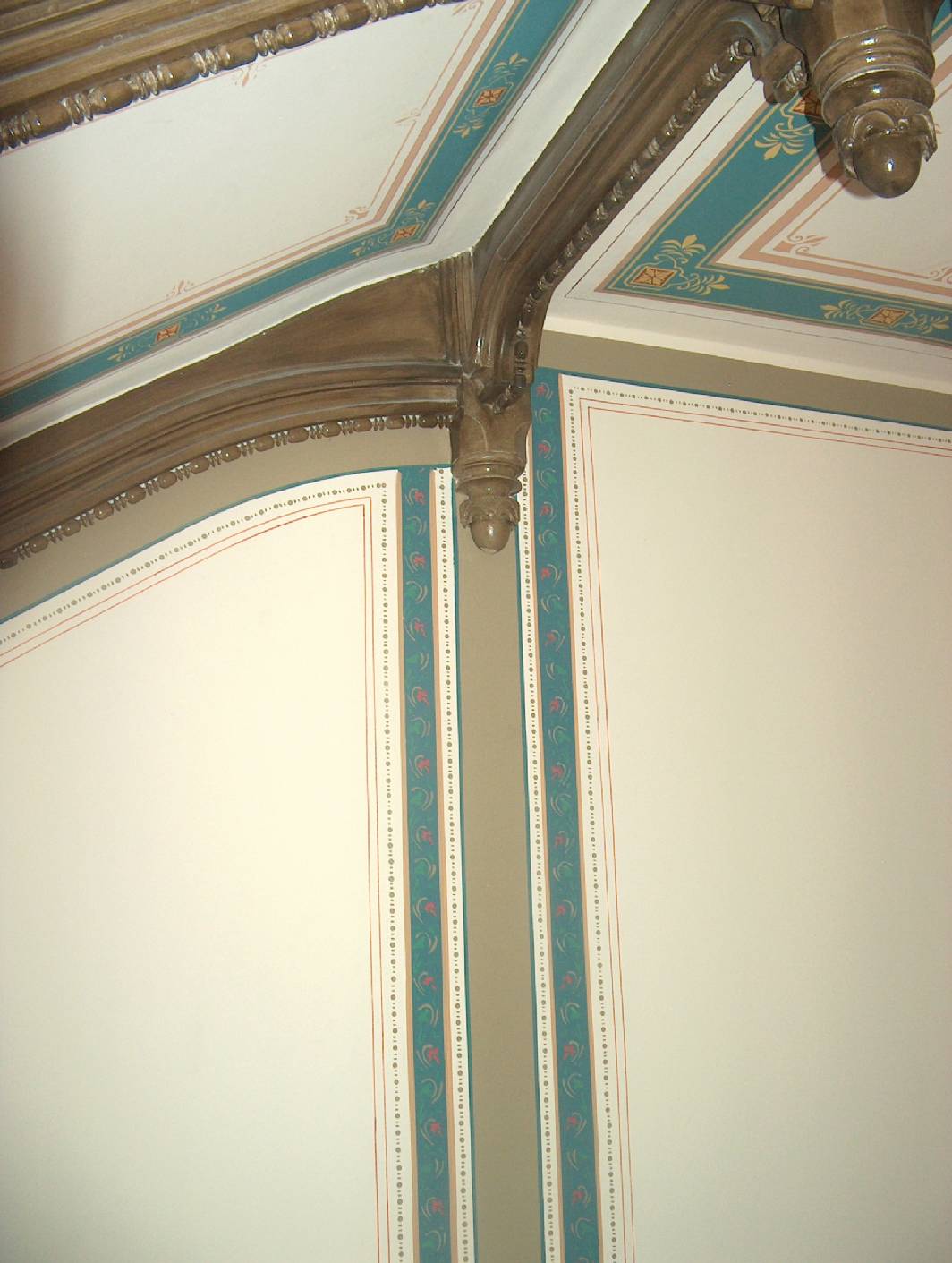 Querschnitt der Gründerzeit - Ausmalung im Treppenhaus mit Deckenmalerei, Wandgestaltung und Holzmalerei. Vor der Rekonstruktion des Treppenhauses hat Malermeister schimpf die Malerarbeiten auf einem Reversiblen Spachtel und Malerflies ausgeführt. Danach hat die Firma restaurierung und gestaltung mittels Pausen und Schablonen die Historische Deckenfassung und Wandfassung aufgemalt. Die Erstfassung aus der Gründerzeit wurde vorher vom Restaurator für historische Malerei ermittelt. Nach dem Freilegen der Holzbauteile wurde eine Holzimitation gefunden. Daraufhin wurden an allen Holzbauteilen eine Holzmalerei im selben Duktus aufgemalt. Das Altbau – Denkmal steht in Berlin Kreuzberg und wurde von den Entree bis zum DG komplett Restauriert und / oder Rekonstruiert.