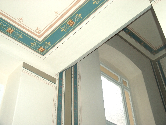 An den Decken- und Wandflächen wurden alle Malerarbeiten auf zurückbaubare Materialien aufgebracht. Danach hat der Malermeister und Techniker für Farb- und Lacktechnik die Gründerzeit Malerei aufgebracht. Hierbei hat der Restaurator für Malerei und Farbgestaltung sich an die Freilegung der ersten Farbfassung gehalten. Die Deckenmalerei und die Wandmalerei sind wurden mit Schablonen, Pausen, Begleitstrichen und Ritzer bemalt. Der Malerbetrieb Restaurierung und Gestaltung gehört zur Berliner Malerinnung.