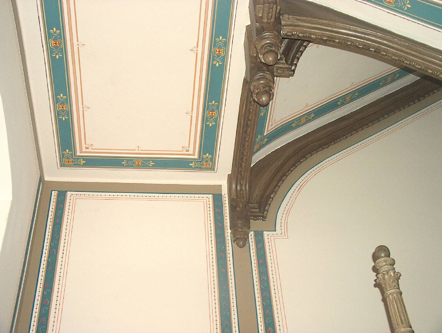 Die Malerarbeiten an den Decken- und Wandflächen wurden vor der Restaurierung der historischen ersten Fassung ausgeführt. Malermeister Norbert Schimpf der sich auf die Arbeit eines Restaurator im Malerhandwerk spezialisiert hat, hat die historische Fassung hierbei übernommen. Das Treppenhaus wurde genauso hergestellt wie es zur Erbauungszeit aussah. Der Altbau gehört zum Denkmal Berlin und wurde komplett vom Maler – Innungsbetreib rekonstruiert. Neben der von der Firma Restaurierung und Gestaltung überarbeiteten Decken und Wandmalerei wurde auch alle Holzbauteile (im Bild Wangen) als Holzimitation bemalt. Der Duktus der Holzmalerei wurde anhand der Freilegung ermittelt.